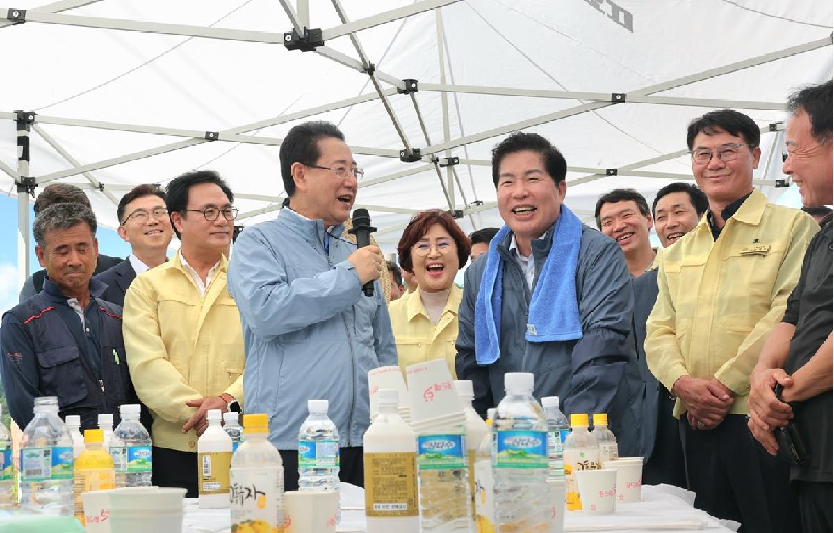 2025년 조생벼 첫 수확 현장 방문 첨부이미지 : 2025.8.14 2025년 조생벼 첫 수확 현장 방문 (2).JPG