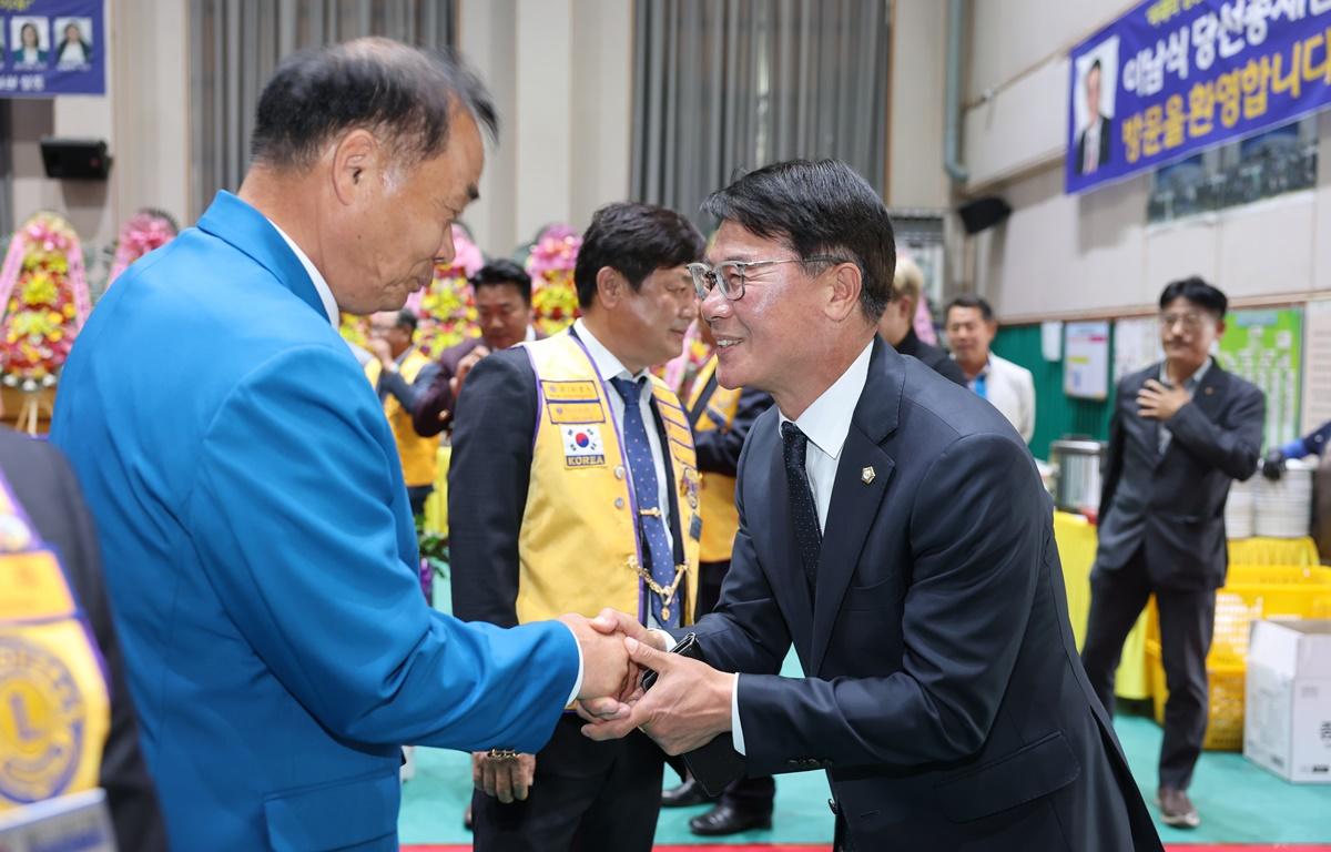 녹동 라이온스클럽 회장 이취임식 첨부이미지 : 2025.6.5 녹동 라이온스클럽 회장 이취임식 (14).JPG