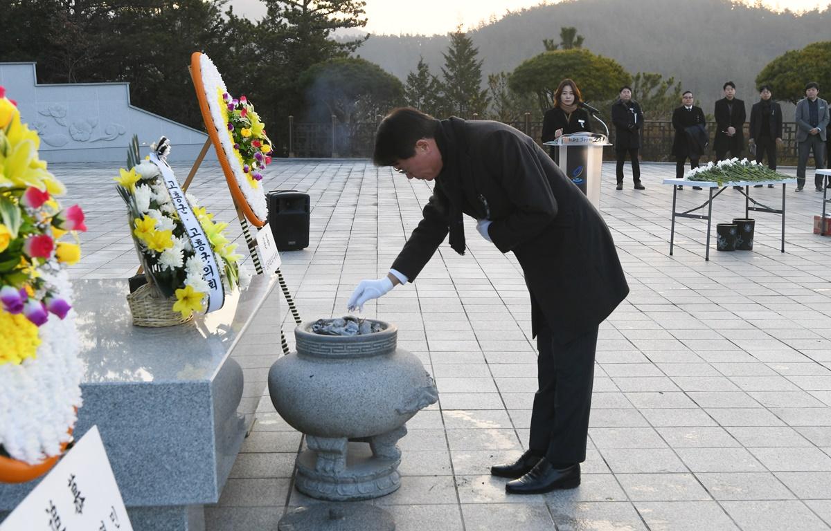 을사년 신년맞이 현충탑 참배 첨부이미지 : 2025.1.2 을사년 신년맞이 현충탑 참배 (5).JPG