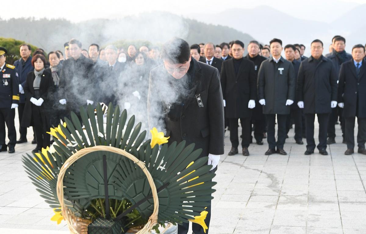 을사년 신년맞이 현충탑 참배 첨부이미지 : 2025.1.2 을사년 신년맞이 현충탑 참배 (6).JPG