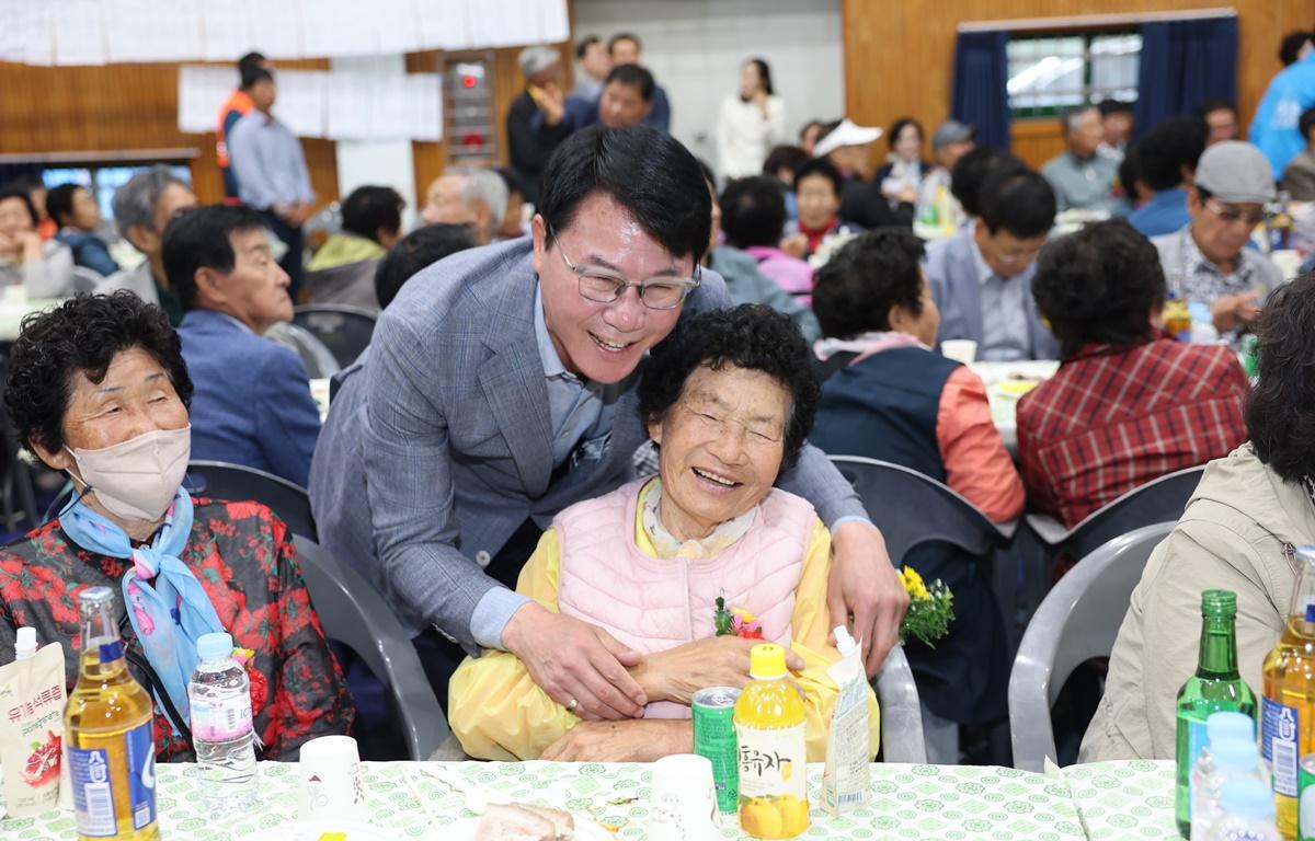 두원면 어르신 경로 위안잔치 첨부이미지 : 2025.5.9 두원면 어르신 경로 위안잔치 (17).JPG