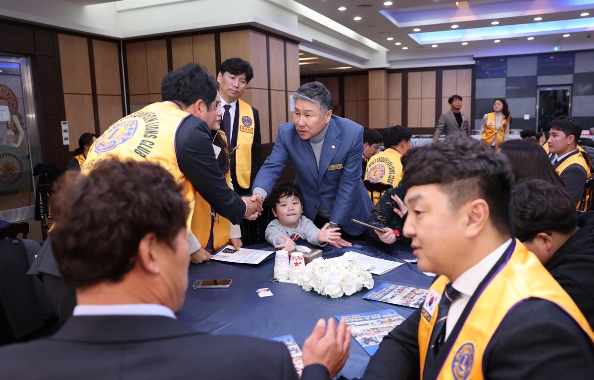 국제라이온스협회 355-B3지구 고흥우주청년 L.C 헌장전수 및 회장 이취임식 첨부이미지 : 2025.12.23 국제라이온스협회 355-B3지구 고흥우주청년 L.C 헌장전수 및 회장 이취임식 (10).JPG