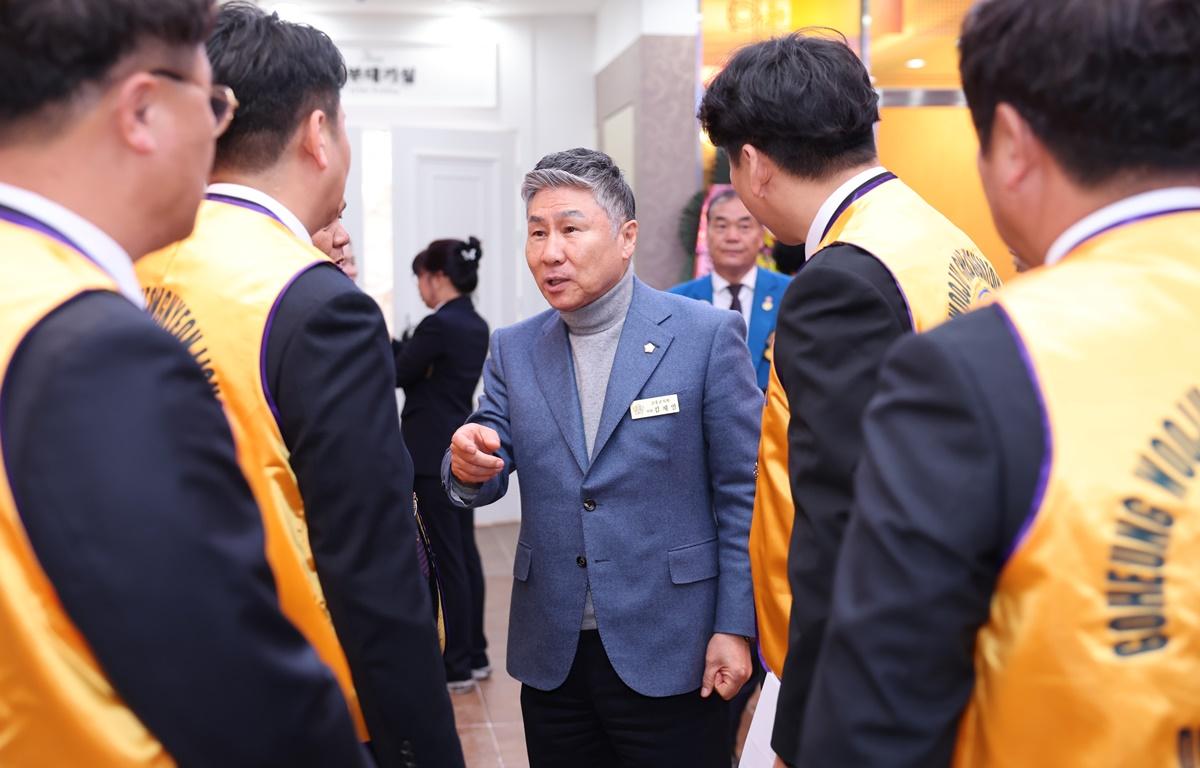 국제라이온스협회 355-B3지구 고흥우주청년 L.C 헌장전수 및 회장 이취임식 첨부이미지 : 2025.12.23 국제라이온스협회 355-B3지구 고흥우주청년 L.C 헌장전수 및 회장 이취임식 (7).JPG