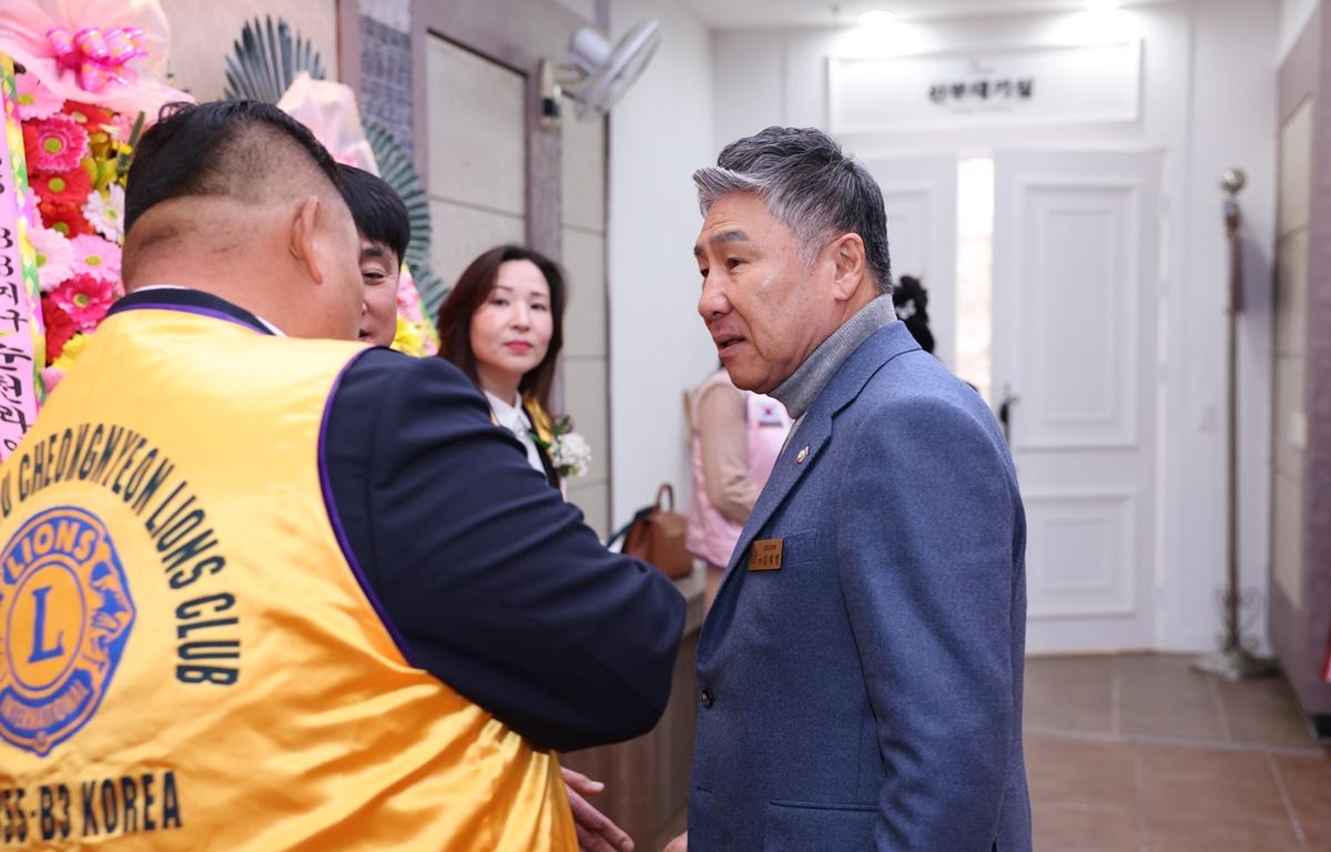 국제라이온스협회 355-B3지구 고흥우주청년 L.C 헌장전수 및 회장 이취임식 첨부이미지 : 2025.12.23 국제라이온스협회 355-B3지구 고흥우주청년 L.C 헌장전수 및 회장 이취임식 (6).JPG