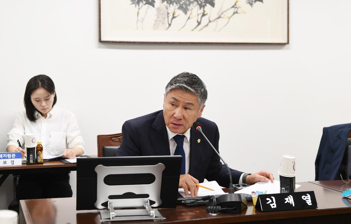 제341회 고흥군의회 임시회 제1차 행정자치위원회 첨부이미지 : 2025.10.15 제341회 고흥군의회 임시회 제1차 행정자치위원회 (7).JPG