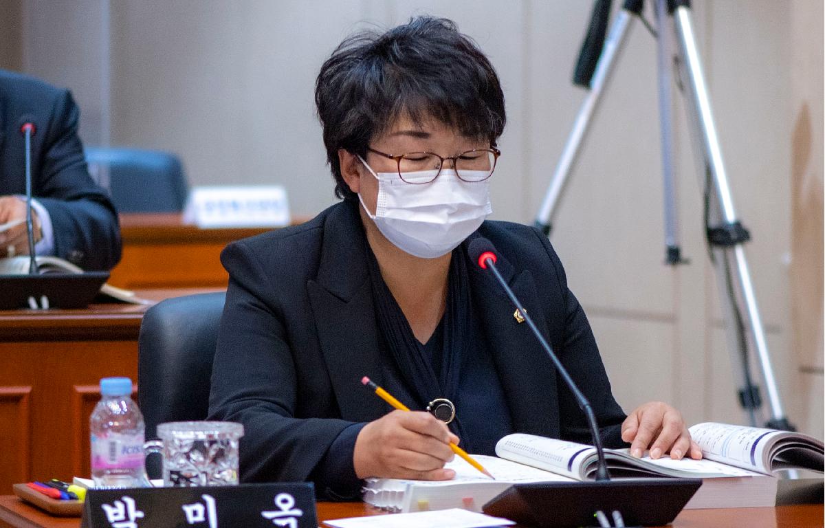 제302회 제2차 정례회 제2차 본회의 첨부이미지 : 2021.11.03 제302회 제2차 정례회 제2차 본회의 _40.jpg