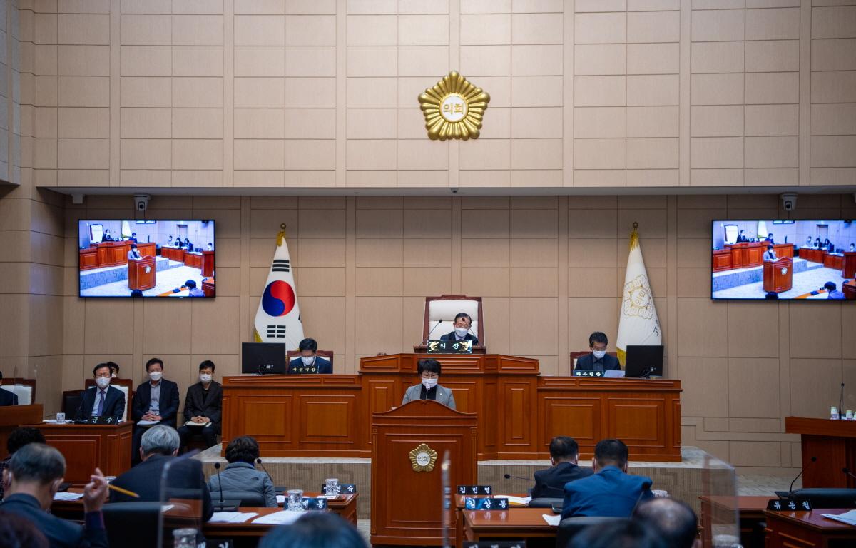 제302회 고흥군의회 제2차 정례회 제6차 본회의 첨부이미지 : 2021.11.22 제302회 정례회 제7차 본회의 (57).jpg