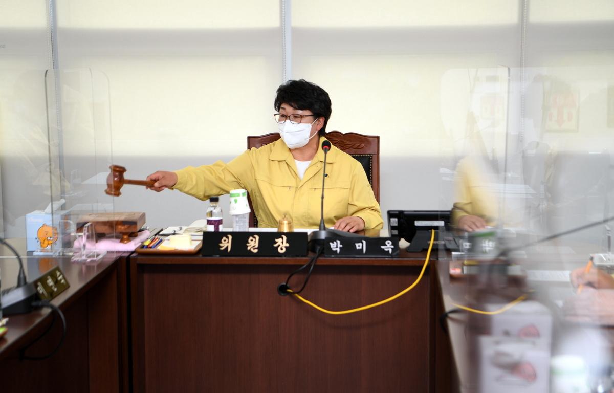 제296회 고흥군의회 임시회 제1차 행정자치위원회 첨부이미지 : 2021.04.27 제296회 임시회 제1차 행정자치위원회 (4).JPG