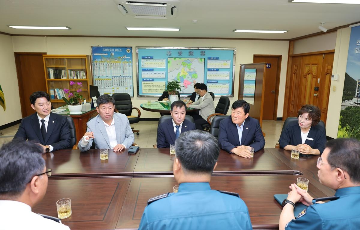 제10대 고흥군의회 전반기 의장단 및 상임위원회 기관 방문 첨부이미지 : 2026.7.3  제10대 고흥군의회 전반기 의장단 및 상임위원장 기관 방문 (2).JPG