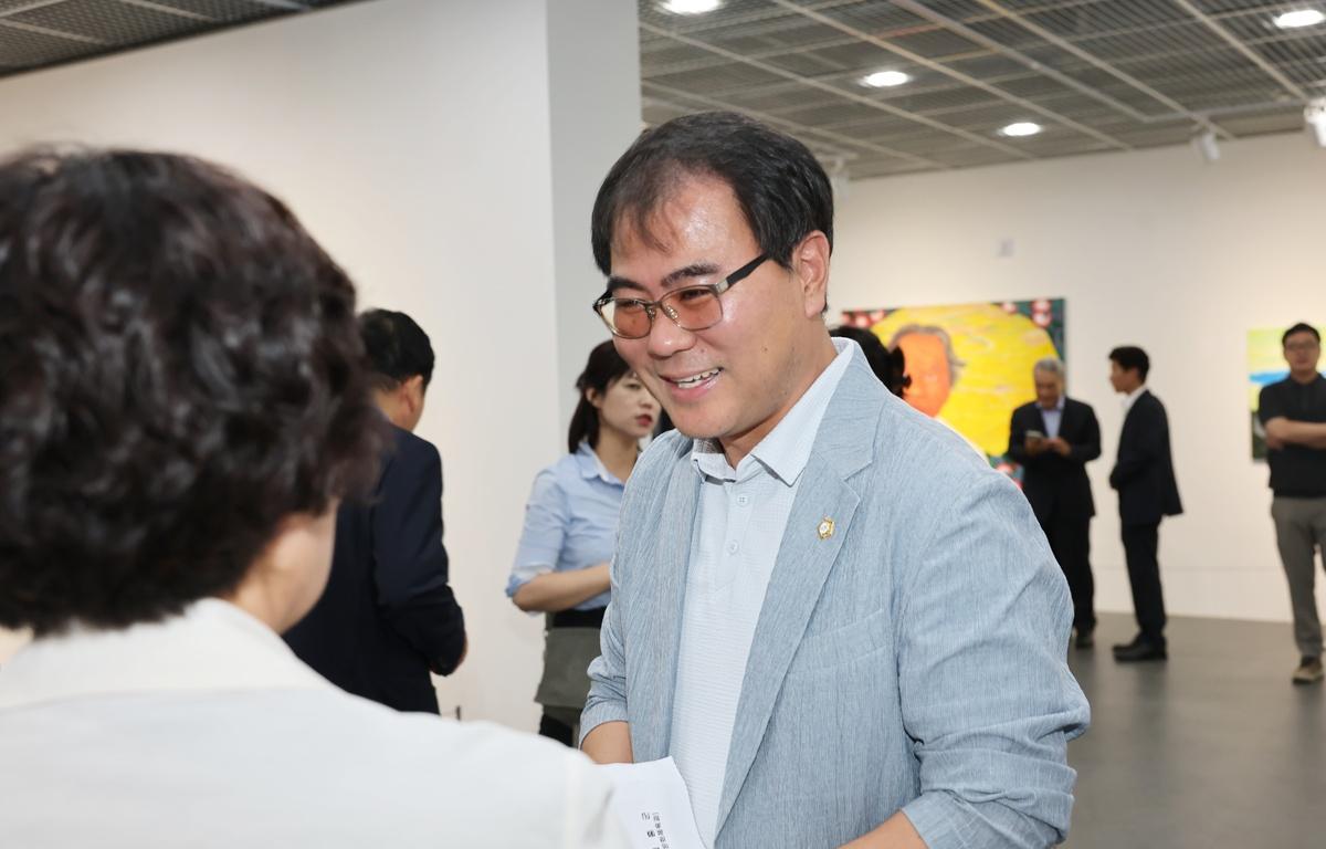 송필용 화백 초대전 [물의 연대기] 개막식 첨부이미지 : 2026.7.7 송필용 화백 초대전 [물의 연대기] 개막식 (4).JPG