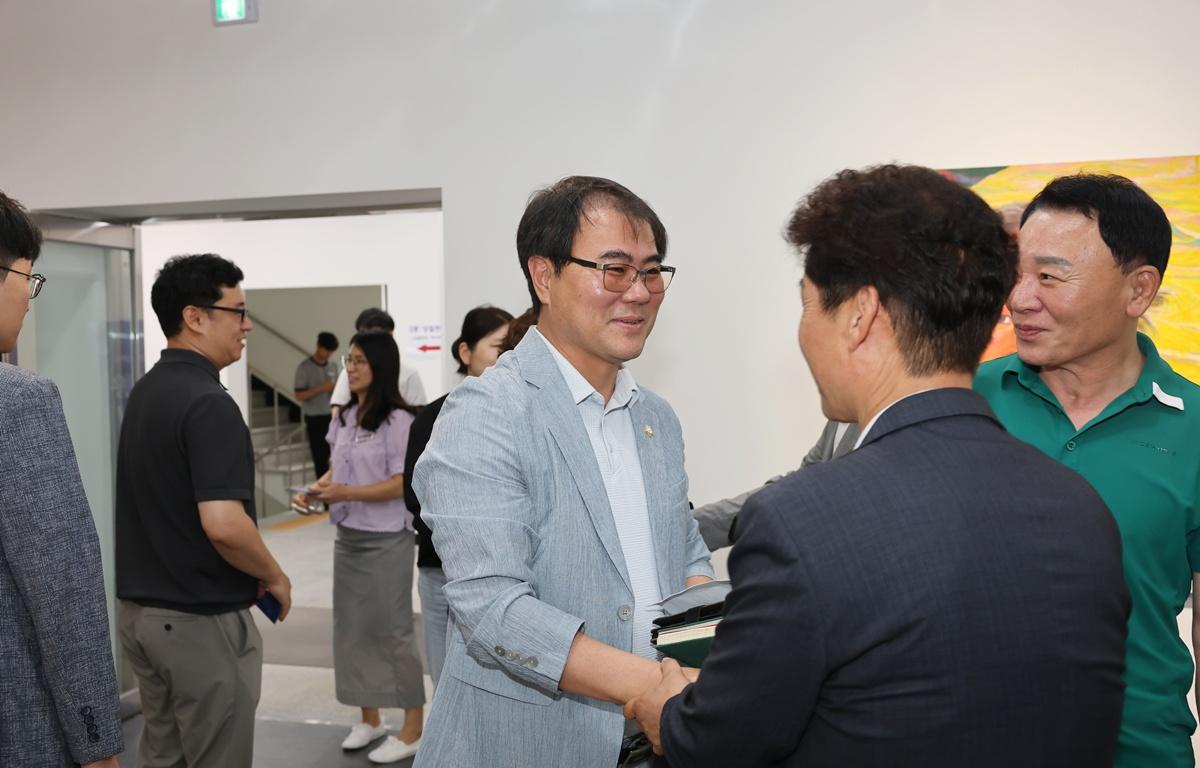 송필용 화백 초대전 [물의 연대기] 개막식 첨부이미지 : 2026.7.7 송필용 화백 초대전 [물의 연대기] 개막식 (2).JPG