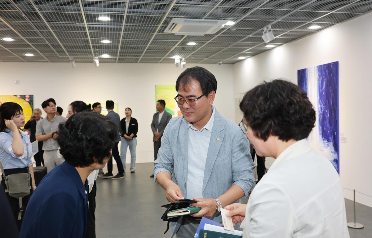 송필용 화백 초대전 [물의 연대기] 개막식 첨부이미지 : 2026.7.7 송필용 화백 초대전 [물의 연대기] 개막식 (3).JPG