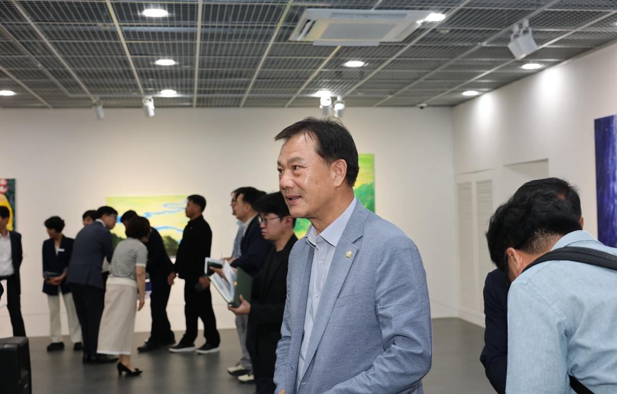 송필용 화백 초대전 [물의 연대기] 개막식 첨부이미지 : 2026.7.7 송필용 화백 초대전 [물의 연대기] 개막식 (8).JPG