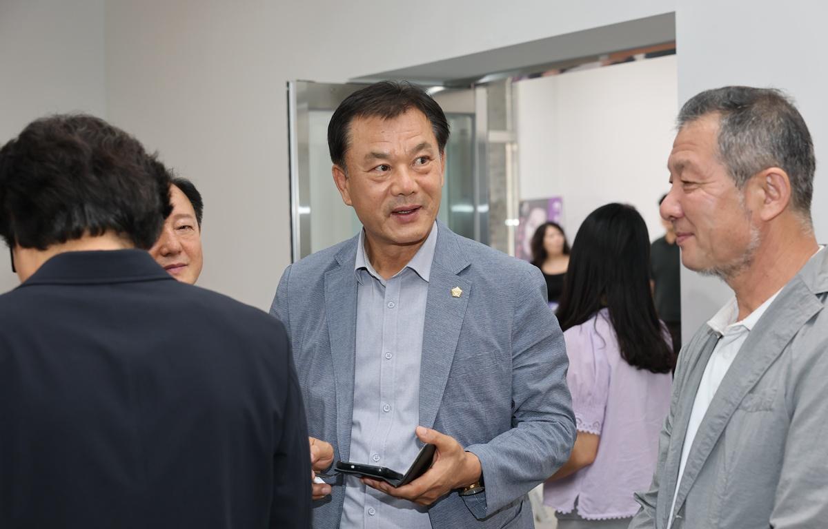 송필용 화백 초대전 [물의 연대기] 개막식 첨부이미지 : 2026.7.7 송필용 화백 초대전 [물의 연대기] 개막식 (5).JPG