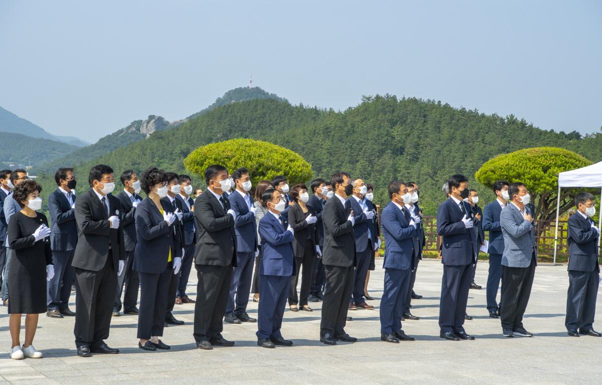 제66회 현충일 추념행사 첨부이미지 : 2021.06.06 제66회 현충일 추념행사 (27)_web.jpg