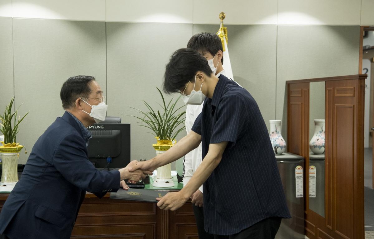 전라남도 의회의장 협의회 장학금전달 첨부이미지 : 2021.07.23전라남도 의회의장 협의회 장학금전달  (7).JPG