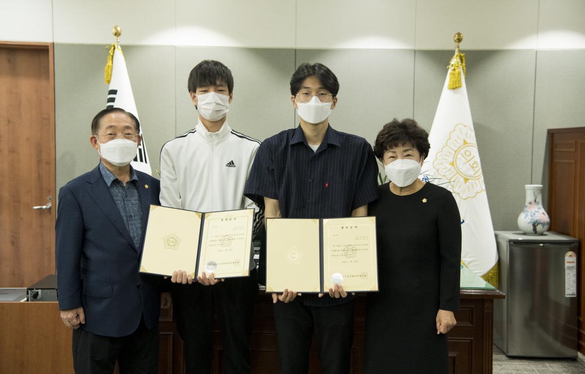 전라남도 의회의장 협의회 장학금전달 첨부이미지 : 2021.07.23전라남도 의회의장 협의회 장학금전달  (30).JPG