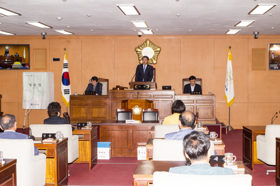 제7대 후반기 의장 보궐선거(당선인사) 첨부이미지 : IMG_0051_1.jpg