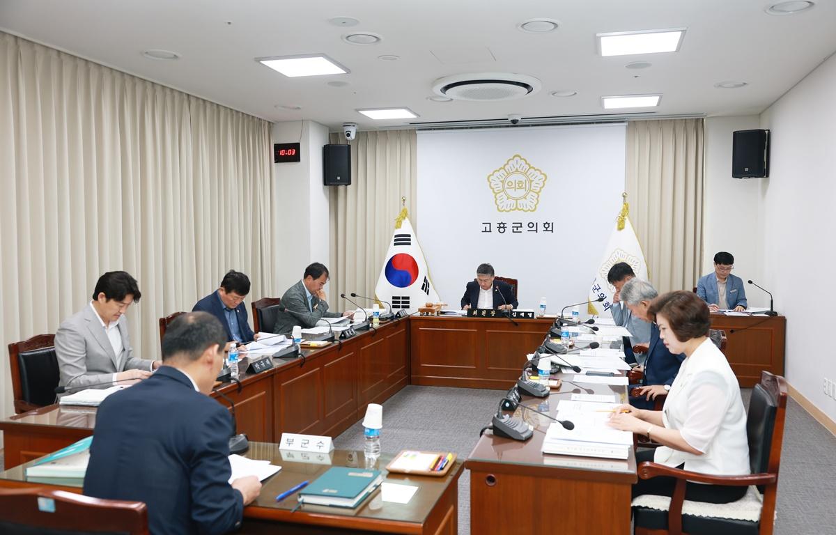 10대 제347회 고흥군의회 임시회 제1차 예산결산특별위원회 첨부이미지 : 2026. 08. 27 제347회 고흥군의회 임시회 제1차 예산결산특별위원회 (2).JPG
