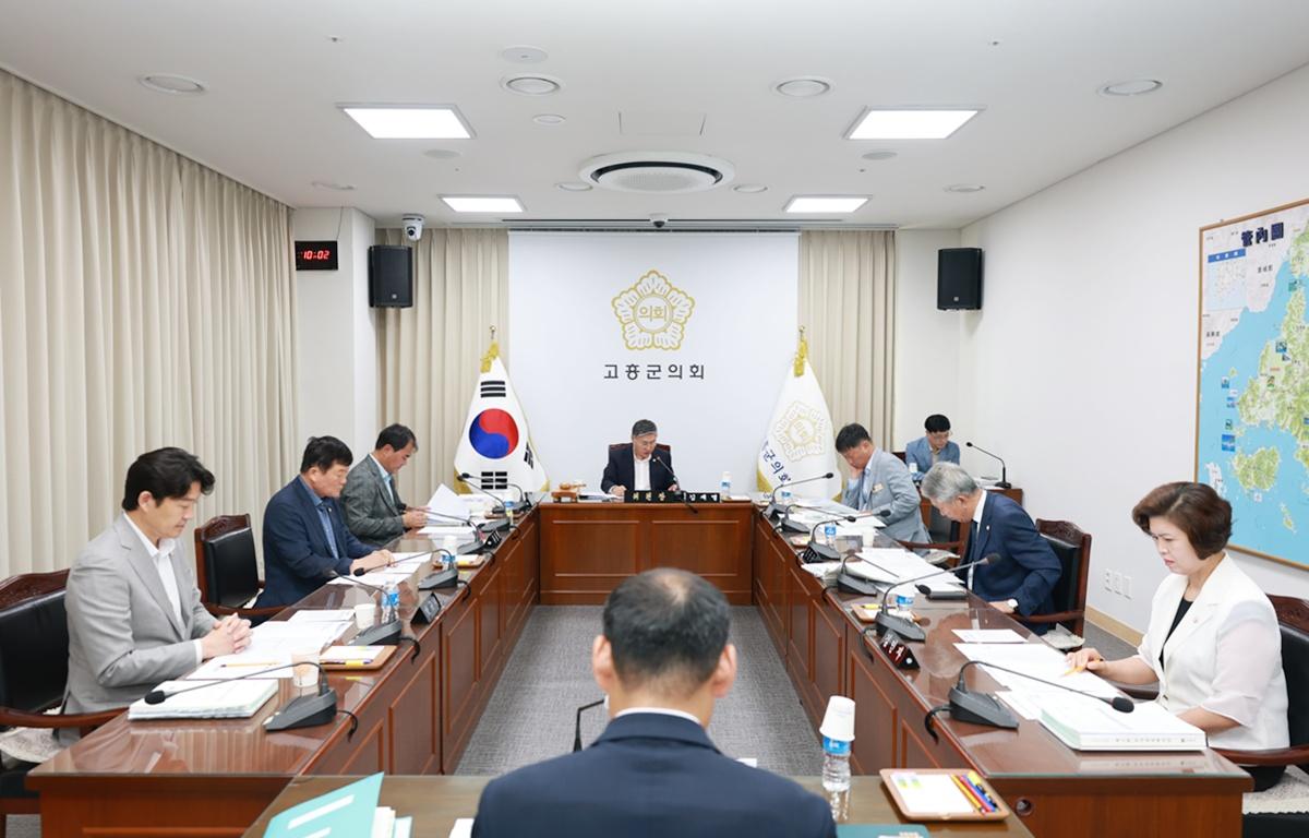 10대 제347회 고흥군의회 임시회 제1차 예산결산특별위원회 첨부이미지 : 2026. 08. 27 제347회 고흥군의회 임시회 제1차 예산결산특별위원회 (1).JPG