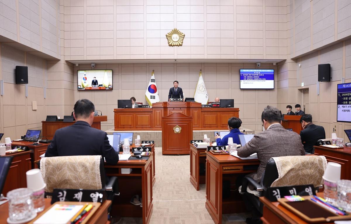 제343회 고흥군의회 임시회 제4차 본회의(군정 주요업무계획 보고) 첨부이미지 : 2026.2.2 제343회 고흥군의회 임시회 제4차 본회의(군정 주요업무계획 보고) (1).JPG