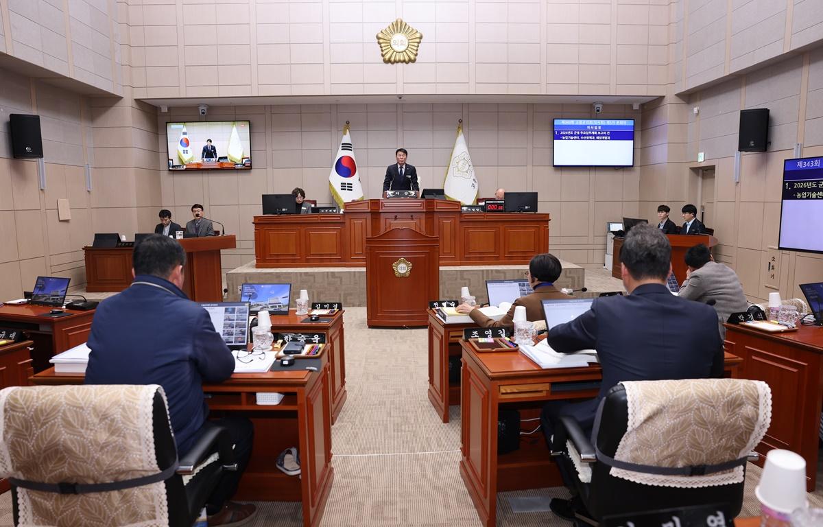 제343회 고흥군의회 임시회 제5차 본회의(군정 주요업무계획 보고) 첨부이미지 : 2026.2.3 제343회 고흥군의회 임시회 제5차 본회의(군정 주요업무계획 보고) (1).JPG