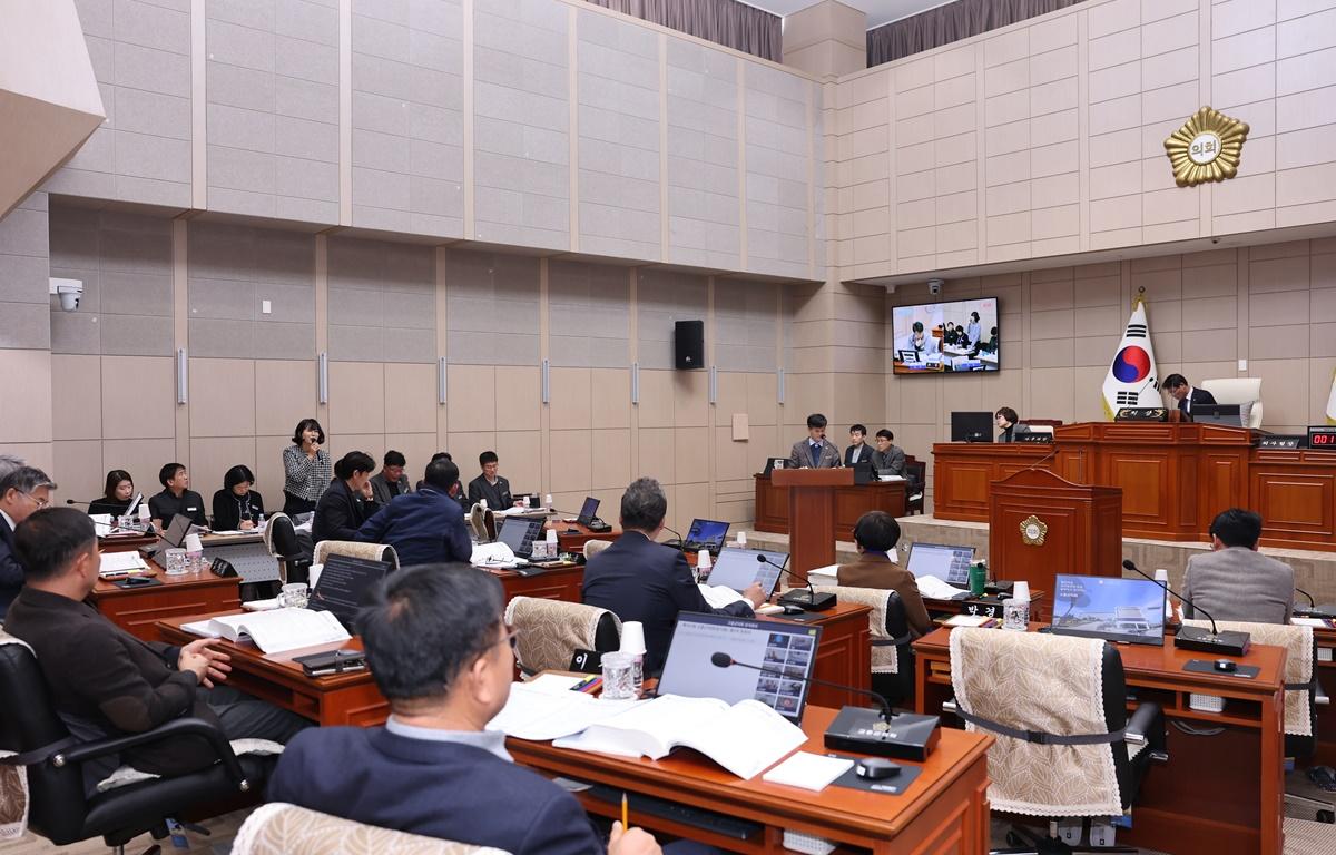 제343회 고흥군의회 임시회 제5차 본회의(군정 주요업무계획 보고) 첨부이미지 : 2026.2.3 제343회 고흥군의회 임시회 제5차 본회의(군정 주요업무계획 보고) (4).JPG