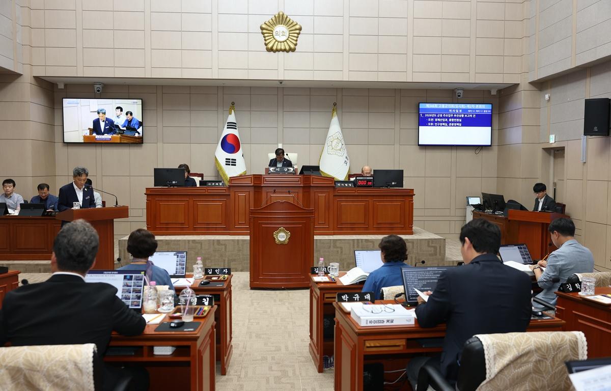 10대 제346회 고흥군의회 임시회 제2차 본회의(업무보고회) 첨부이미지 : 2026.7.23 제346회 고흥군의회 임시회 제2차 본회의(업무보고회) (10).JPG