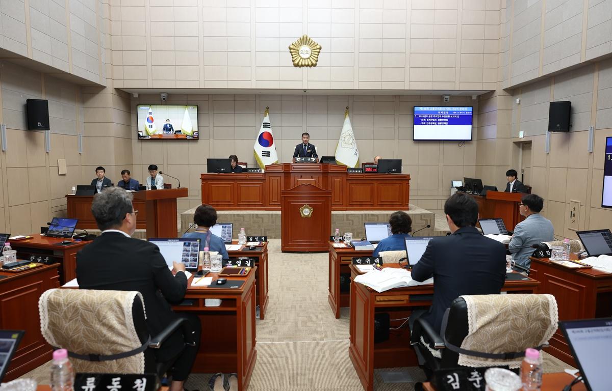 10대 제346회 고흥군의회 임시회 제2차 본회의(업무보고회) 첨부이미지 : 2026.7.23 제346회 고흥군의회 임시회 제2차 본회의(업무보고회) (2).JPG