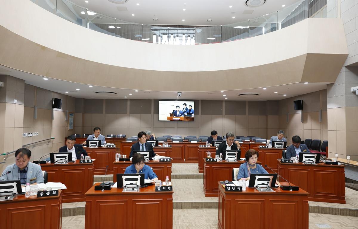 10대 제346회 고흥군의회 임시회 제2차 본회의(업무보고회) 첨부이미지 : 2026.7.23 제346회 고흥군의회 임시회 제2차 본회의(업무보고회) (5).JPG