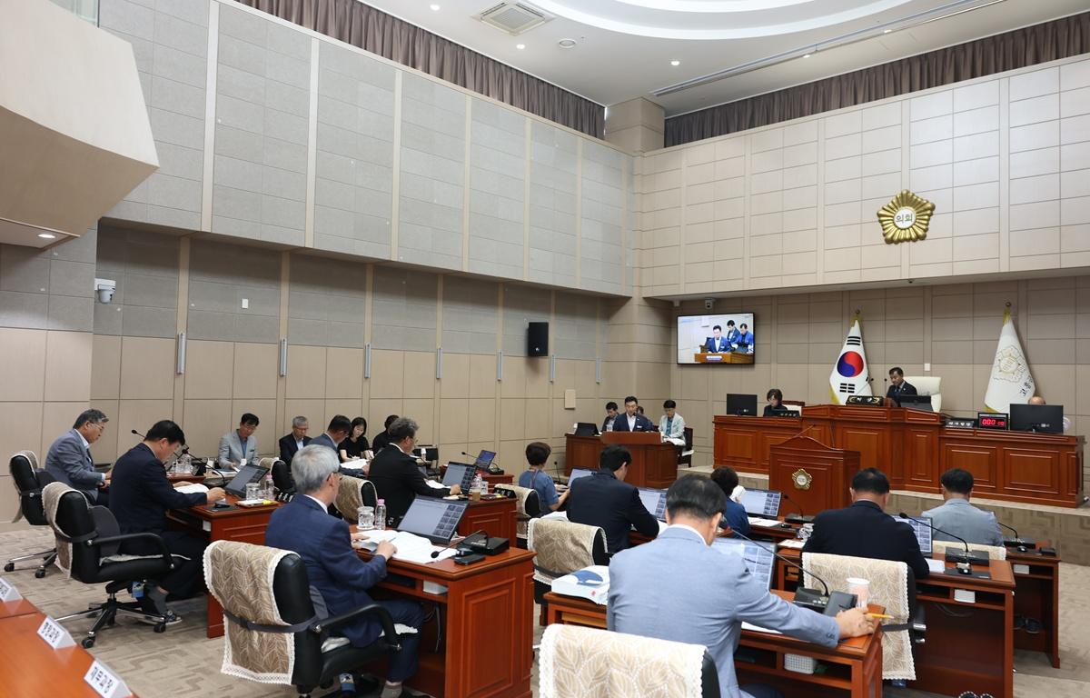 10대 제346회 고흥군의회 임시회 제2차 본회의(업무보고회) 첨부이미지 : 2026.7.23 제346회 고흥군의회 임시회 제2차 본회의(업무보고회) (3).JPG