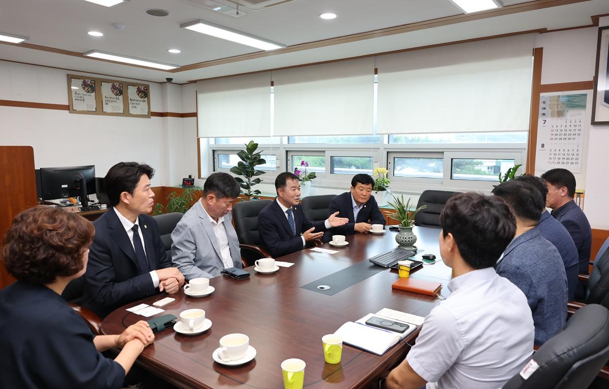 제10대 고흥군의회 전반기 의장단 및 상임위원장 기관 방문 첨부이미지 : 2026.7.3  제10대 고흥군의회 전반기 의장단 및 상임위원장 기관 방문 (4).JPG