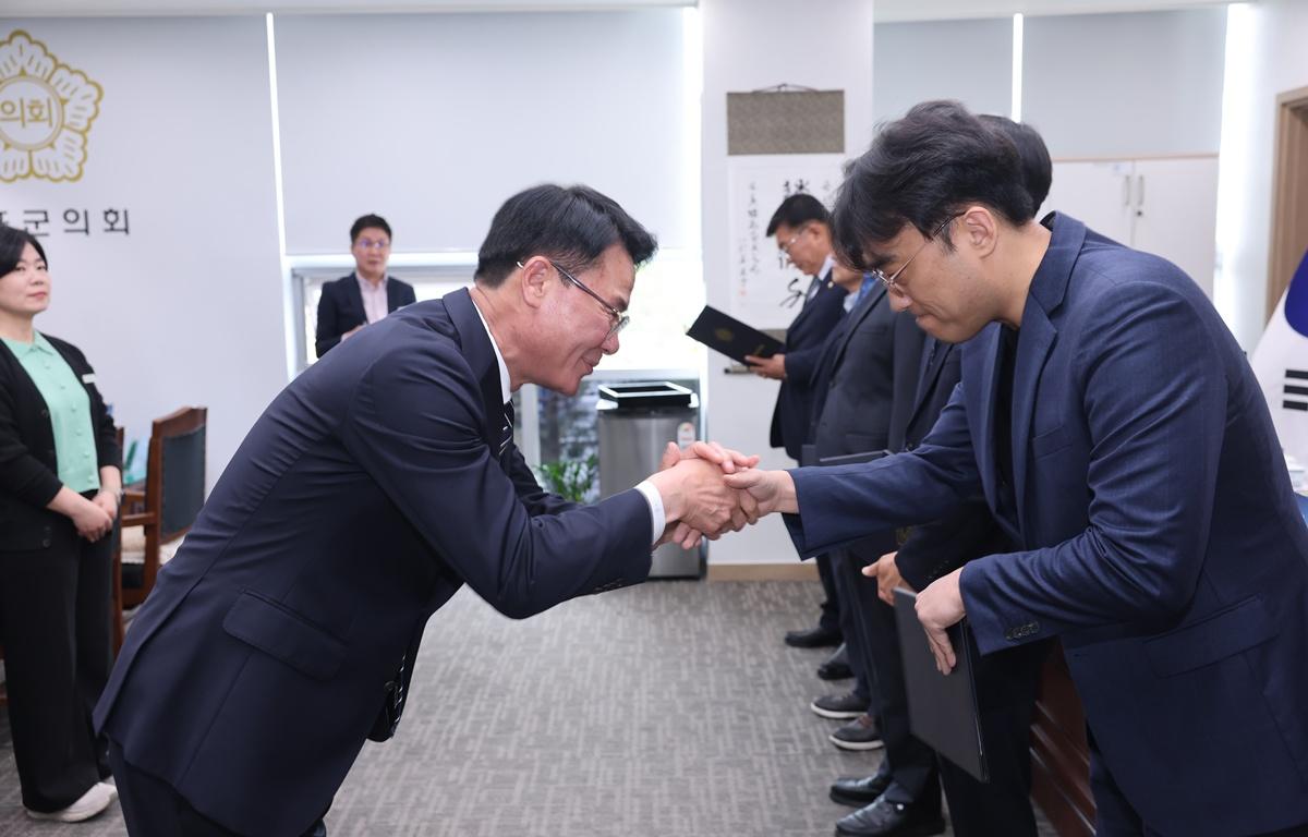 2025회계연도 결산감사특별위원회 위촉식 첨부이미지 : 2026.4.20 결산감사특별위원회 위촉식 (2).JPG