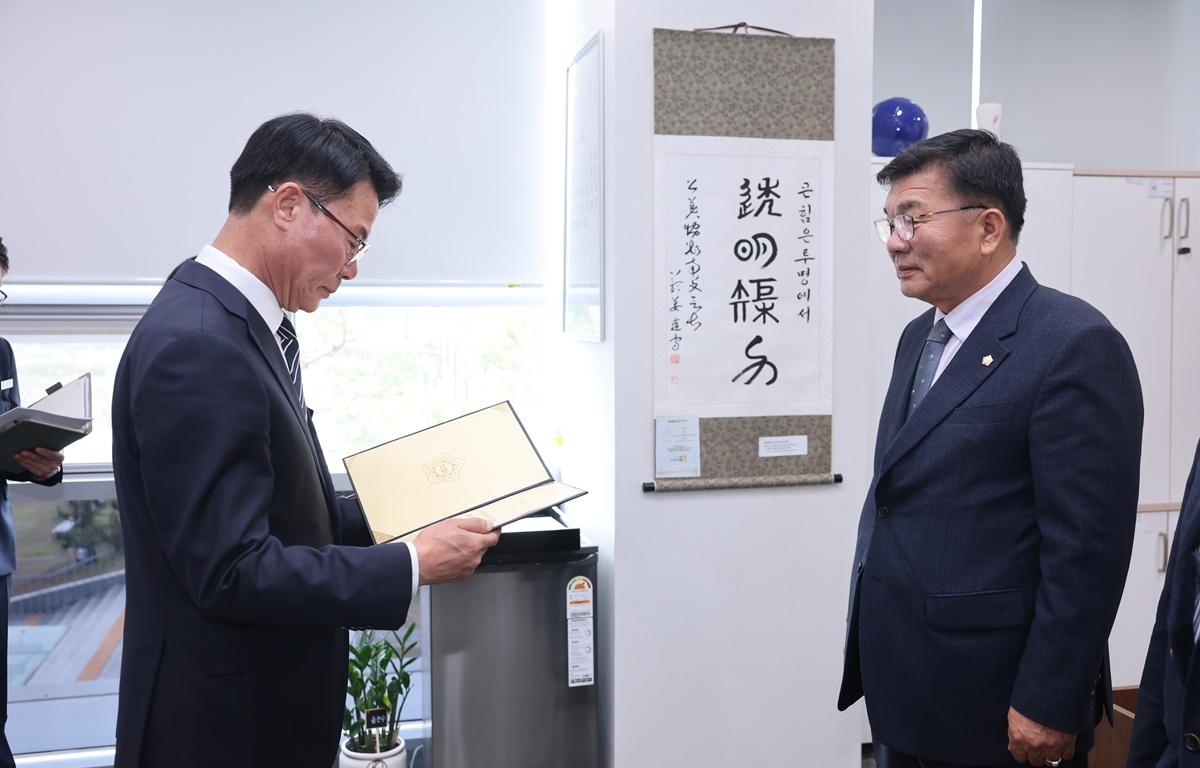 2025회계연도 결산감사특별위원회 위촉식 첨부이미지 : 2026.4.20 결산감사특별위원회 위촉식 (1).JPG