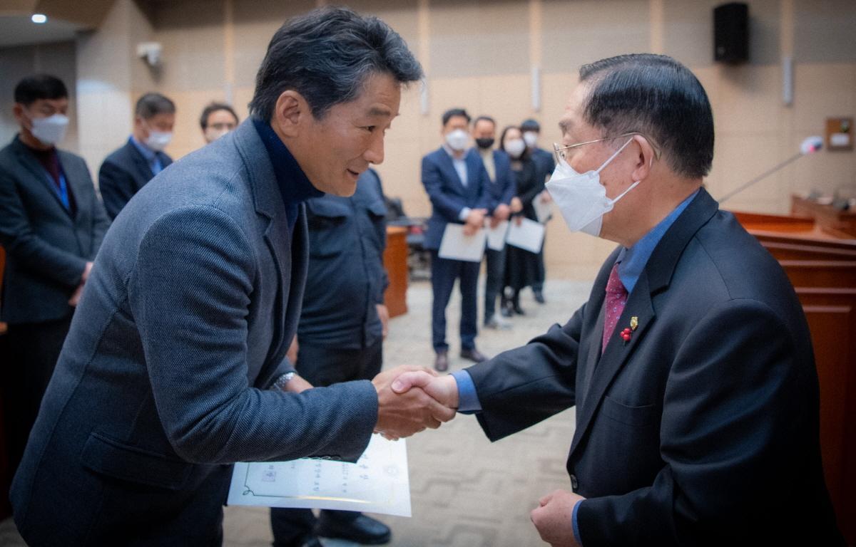 지방의회 인시권 독립에 따른 고흥군의회 사무과 직원 임용장 교부식 첨부이미지 : 2022.01.13 지방의회 인사권 독립에 따른 고흥군의회 사무과 직원 임용장 교부식 (25).jpg