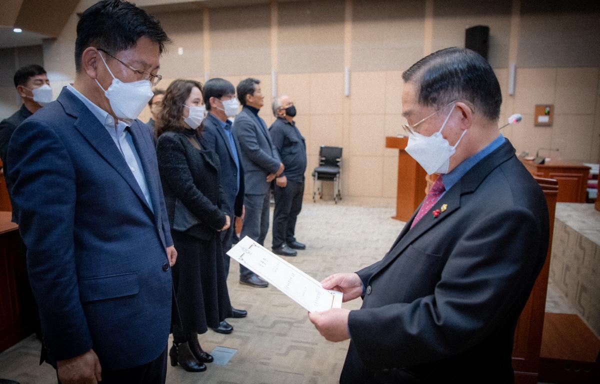 지방의회 인시권 독립에 따른 고흥군의회 사무과 직원 임용장 교부식 첨부이미지 : 2022.01.13 지방의회 인사권 독립에 따른 고흥군의회 사무과 직원 임용장 교부식 (8).jpg