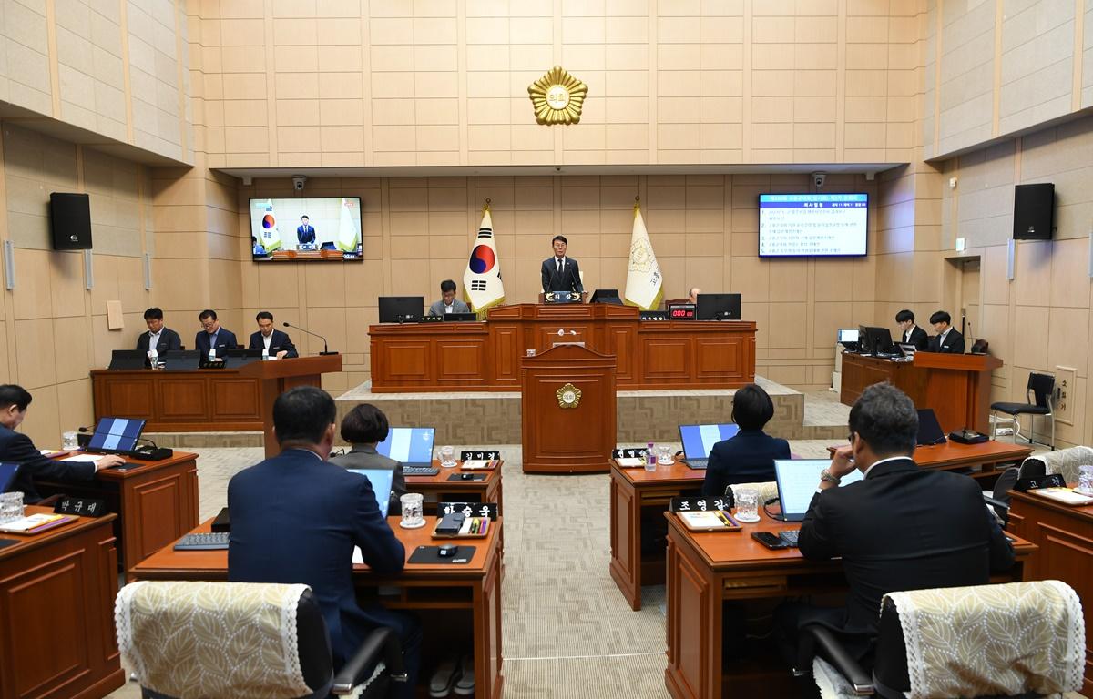 제330회 고흥군의회 임시회 제2차 본회의 첨부이미지 : 2024.10.21 제330회 고흥군의회 임시회 제2차 본회의 (3).JPG