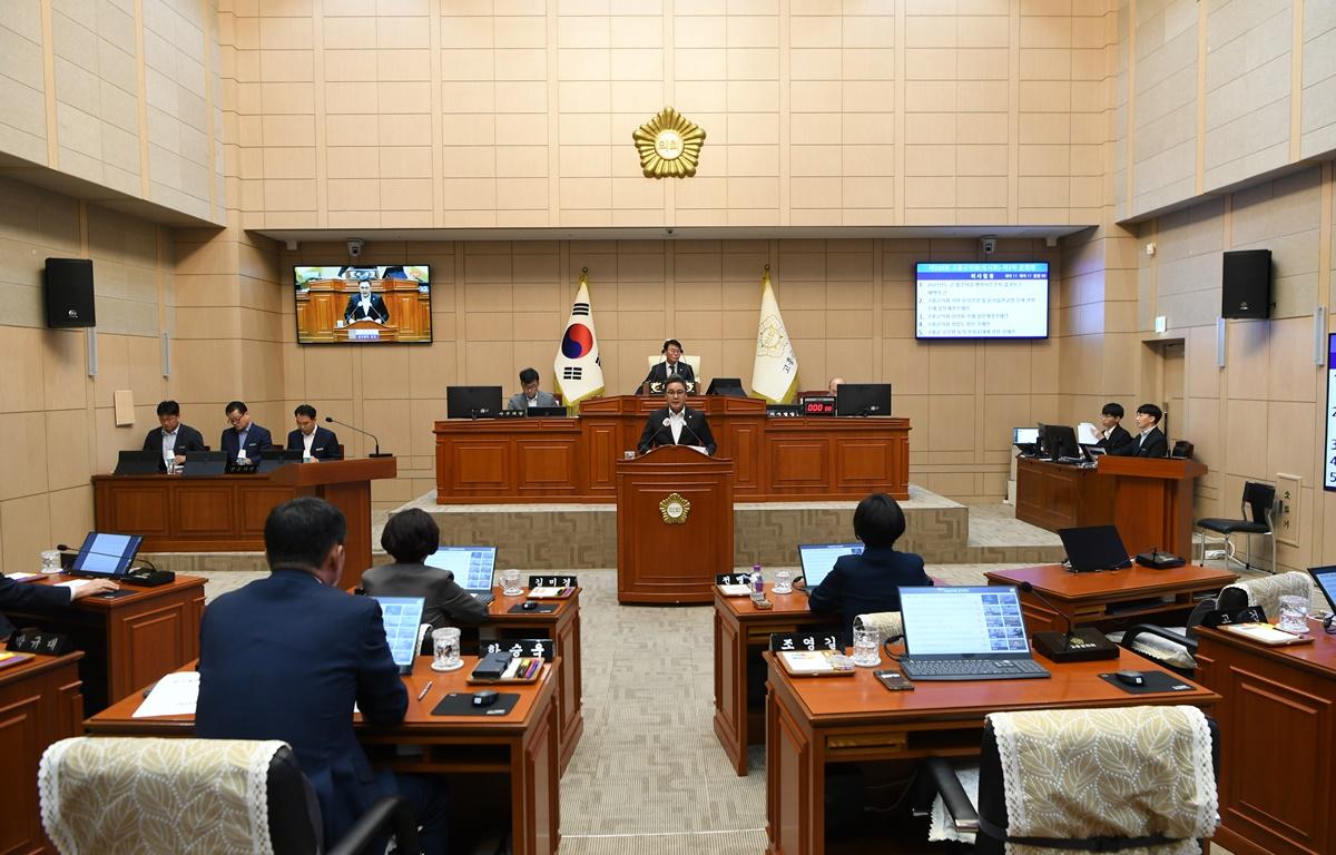 제330회 고흥군의회 임시회 제2차 본회의 첨부이미지 : 2024.10.21 제330회 고흥군의회 임시회 제2차 본회의 (9).JPG