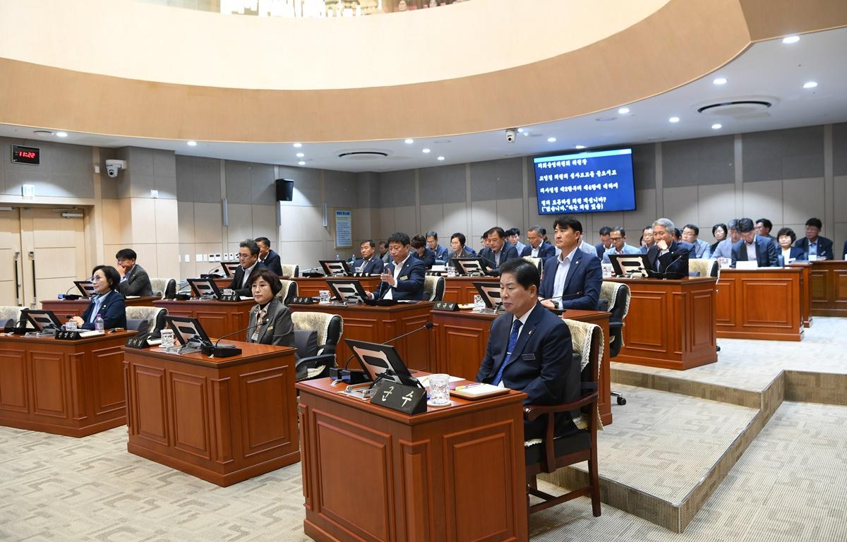 제330회 고흥군의회 임시회 제2차 본회의 첨부이미지 : 2024.10.21 제330회 고흥군의회 임시회 제2차 본회의 (10).JPG