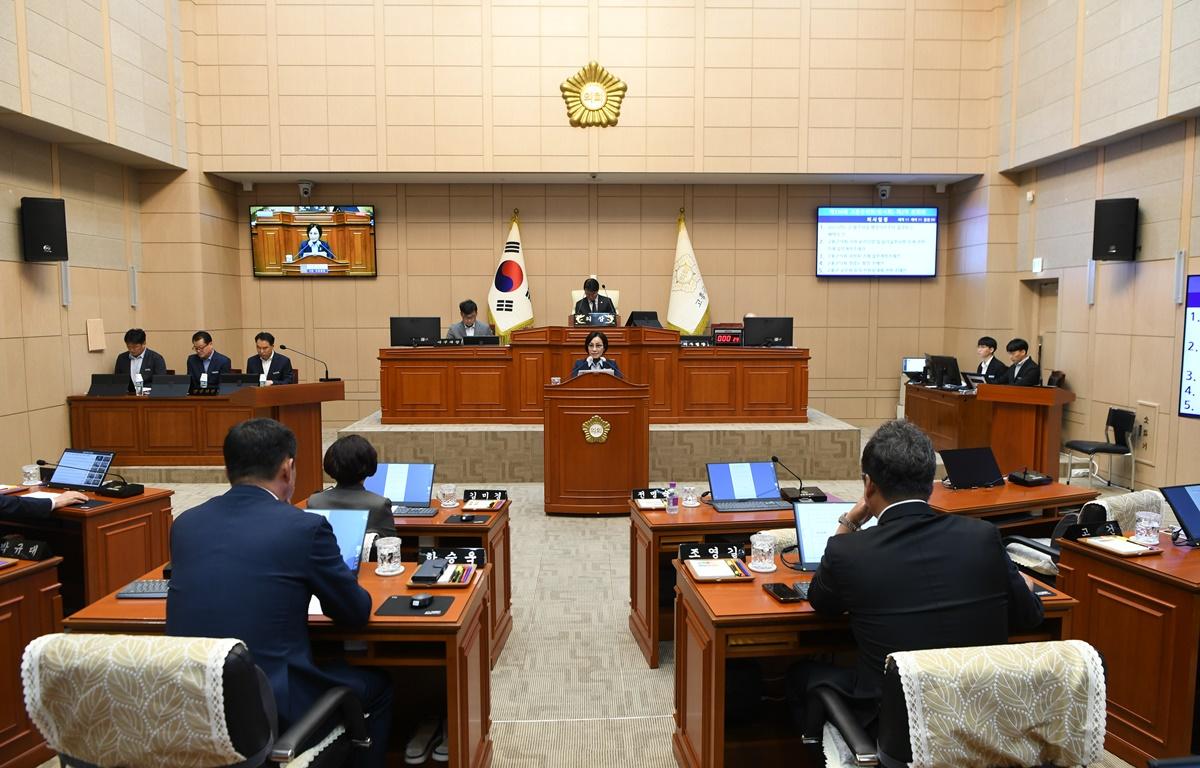 제330회 고흥군의회 임시회 제2차 본회의 첨부이미지 : 2024.10.21 제330회 고흥군의회 임시회 제2차 본회의 (4).JPG