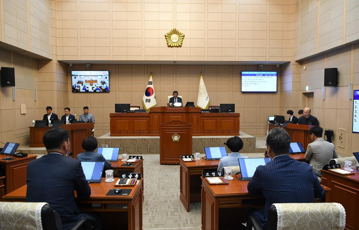 제326회 고흥군의회 임시회 제1차 본회의 첨부이미지 : 2024.6.3 제326회 고흥군의회 임시회 제1차 본회의 (1).JPG