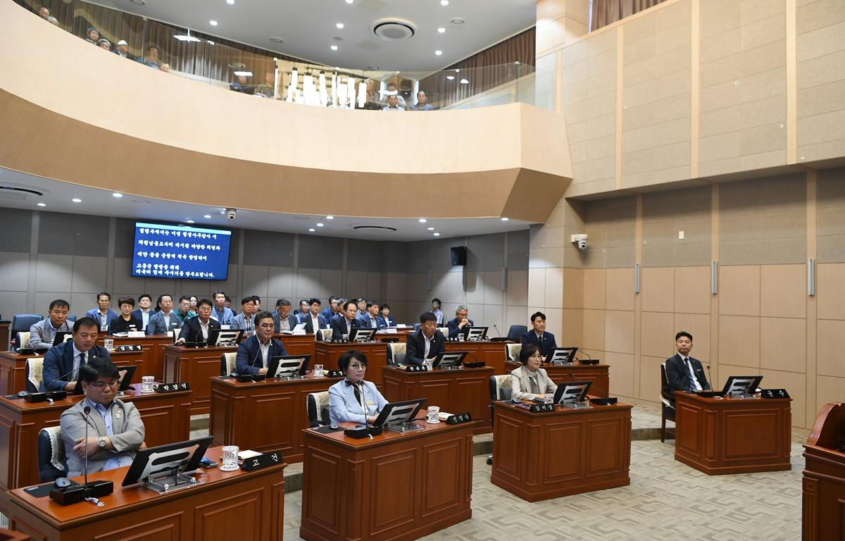 제326회 고흥군의회 임시회 제3차 본회의 첨부이미지 : 2024.6.25 제326회 고흥군의회 임시회 제3차 본회의 (5).JPG