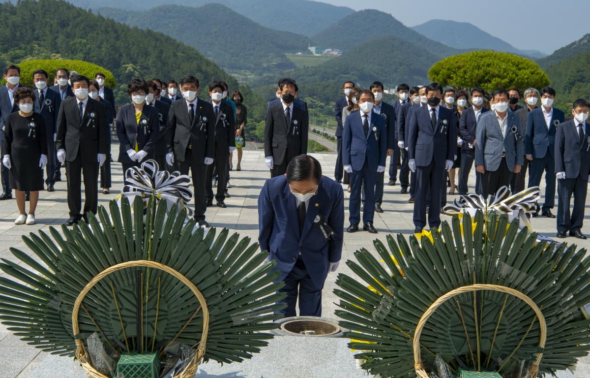 제66회 현충일 추념행사 첨부이미지 : 2021.06.06 제66회 현충일 추념행사 (37)_web.jpg