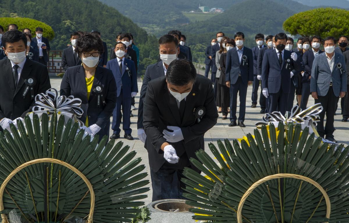 제66회 현충일 추념행사 첨부이미지 : 2021.06.06 제66회 현충일 추념행사 (3)_web.jpg