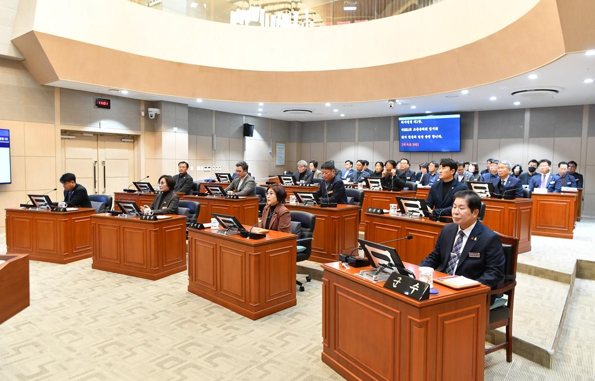 제321회 고흥군의회 임시회 제1차 본회의 첨부이미지 : 2023.12.22 제321회 고흥군의회 임시회 제1차 본회의 (4).JPG