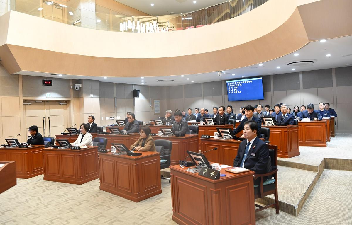 제320회 고흥군의회 2차 정례회 제 11차 본회의 첨부이미지 : 2023.12.15 제320회 고흥군의회 2차 정례회 제 11차 본회의 (16).JPG