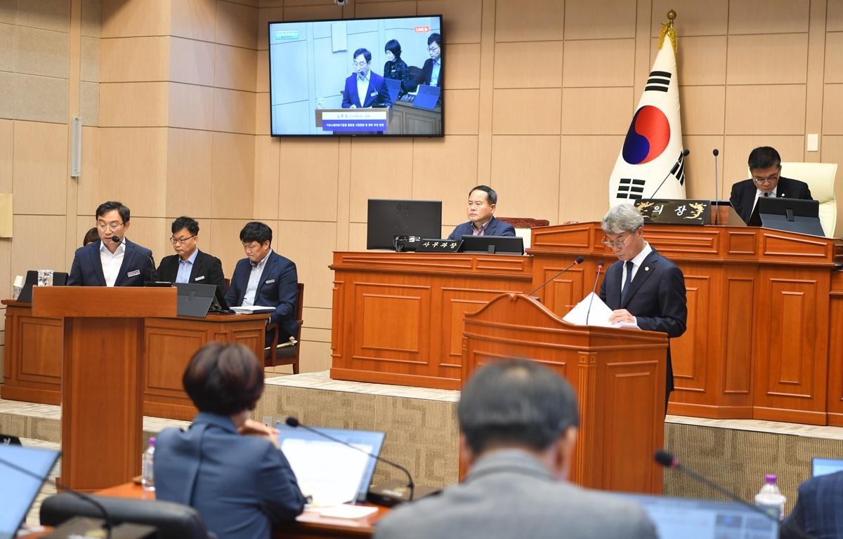 제320회 고흥군의회 제2차 정례회 제8차 본회의  첨부이미지 : 2023.11.23 제320회 제2차 정례회 제8차 본회의 (3).JPG