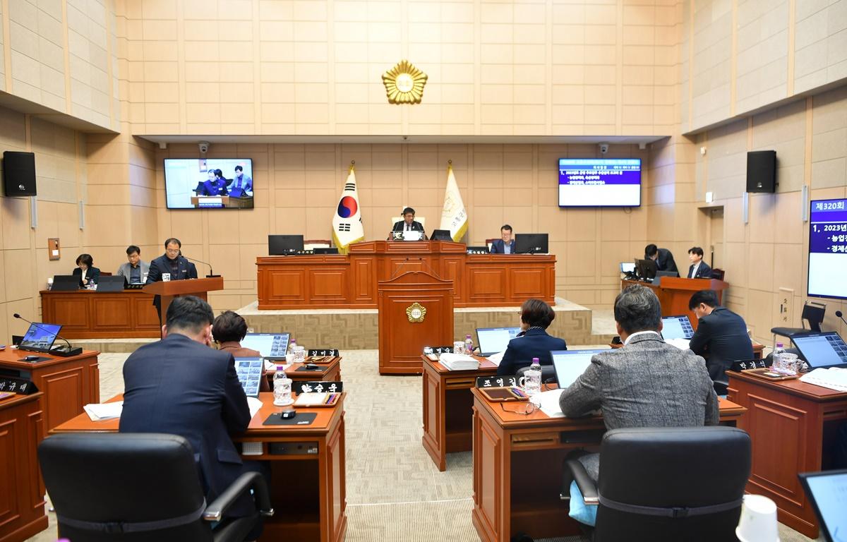 제320회 고흥군의회 제2차 정례회 제4차 본회의 첨부이미지 : 2023.11.17 제320회 제2차 정례회 제4차 본회의 (8).JPG