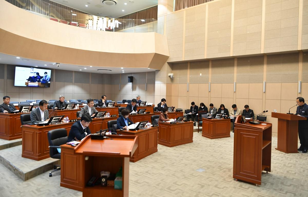 제320회 고흥군의회 제2차 정례회 제4차 본회의 첨부이미지 : 2023.11.17 제320회 제2차 정례회 제4차 본회의 (10).JPG