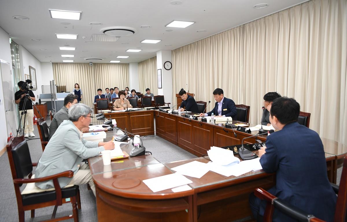 고흥군의회 예산결산위원회 첨부이미지 : 2023.06.09 예산결산특별위원회 개최 (54).JPG